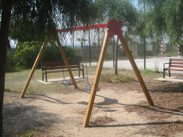 Gronxadors del parc infantil del Centre Cívic de Gavà Mar